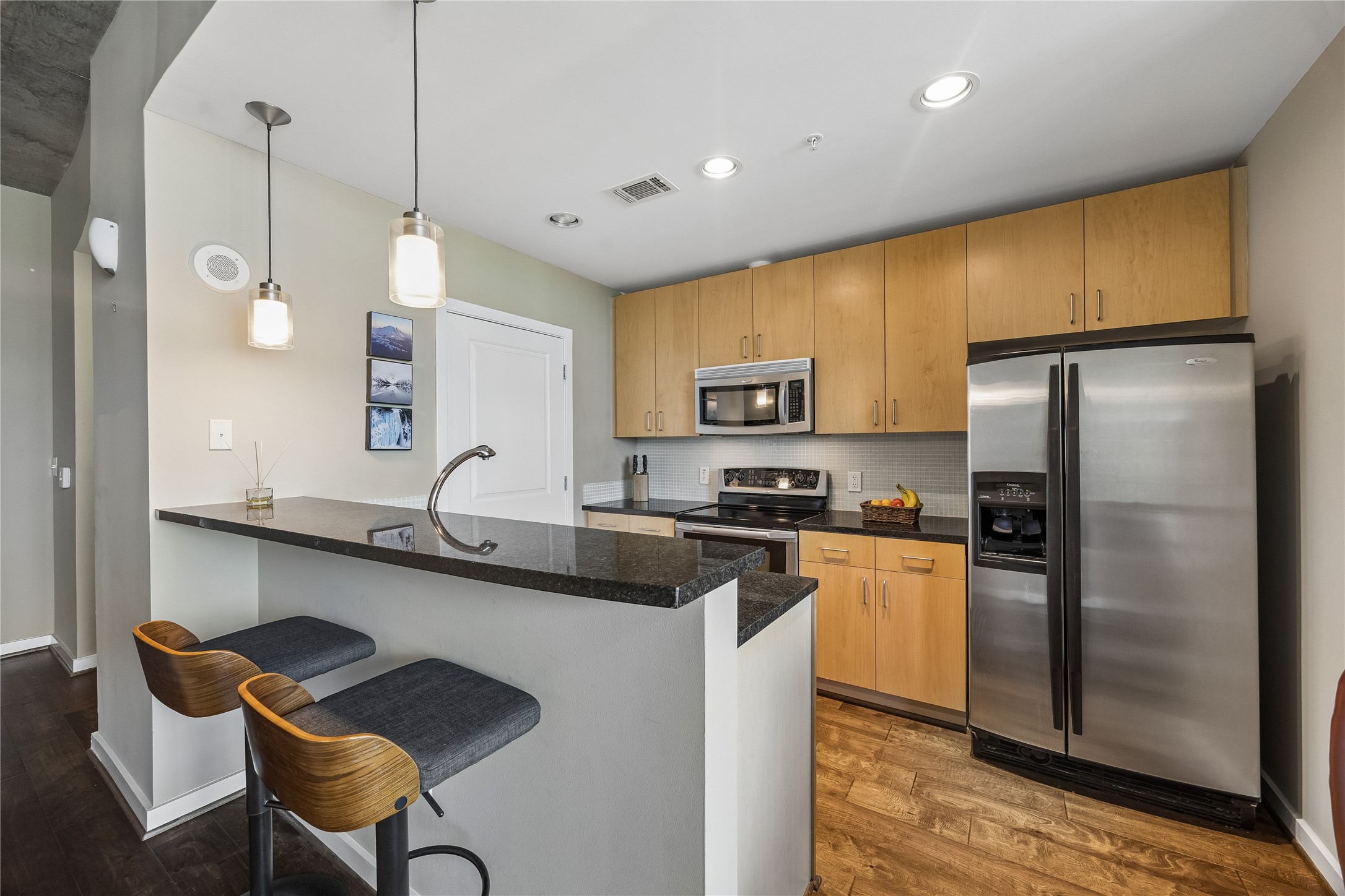 5925 Almeda Road, Unit 11011 Houston, TX 77004 - Photo 11 of 24 Sleek and clean kitchen.