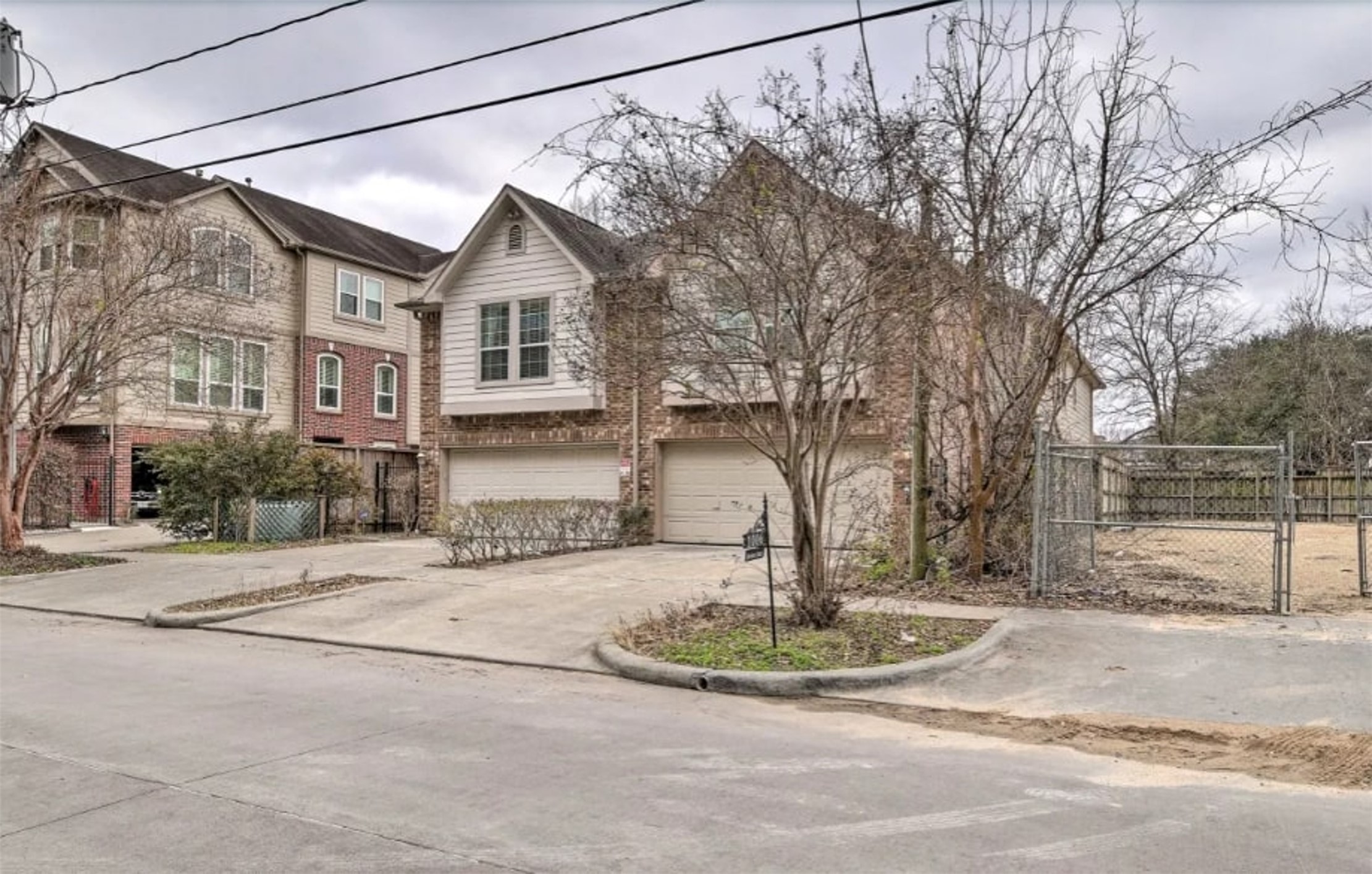 1006 Rochow Street, Unit A Houston, TX 77019 - Photo 28 of 29 a front view of a house with a yard