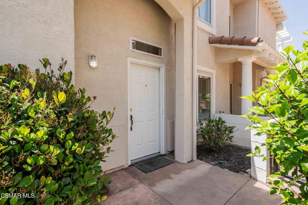 11529 Treeview Court Moorpark, CA 93021 - Photo 3 of 23