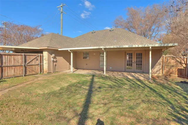 a front view of house with yard