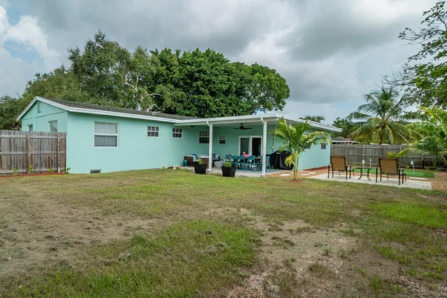 a view of a house with a backyard