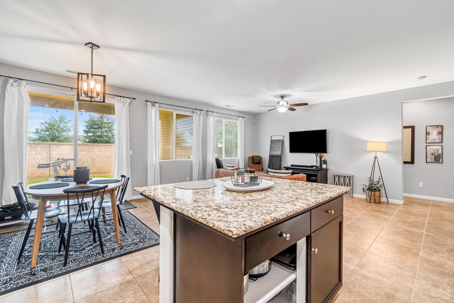 3940 Chessa Lane Clovis, CA 93619 - Photo 15 of 41