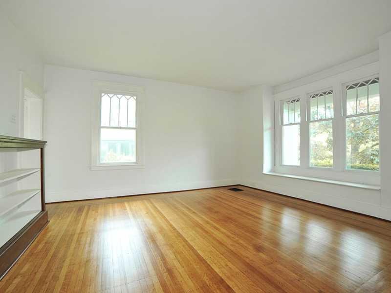 560 Hamilton Road Thornburg, PA 15205 - Photo 7 of 22 Living Room.