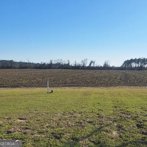 a view of a yard with a house