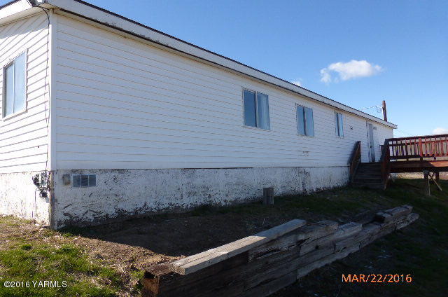 201 Mini Pines Road Yakima, WA 98903 - Photo 2 of 11 a front view of a house with garden