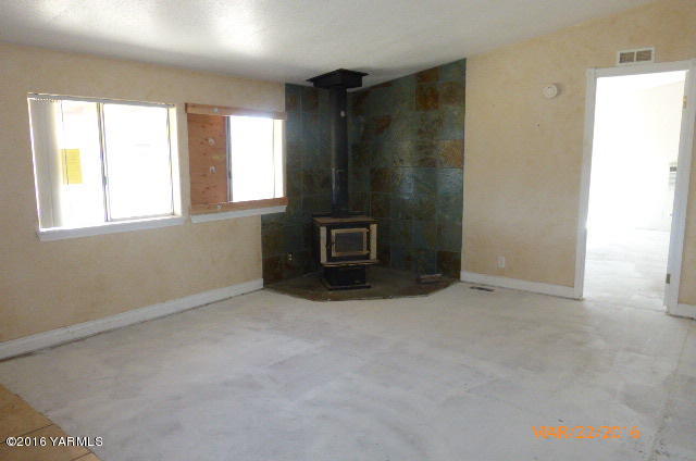 201 Mini Pines Road Yakima, WA 98903 - Photo 5 of 11 an empty room with windows and cabinet