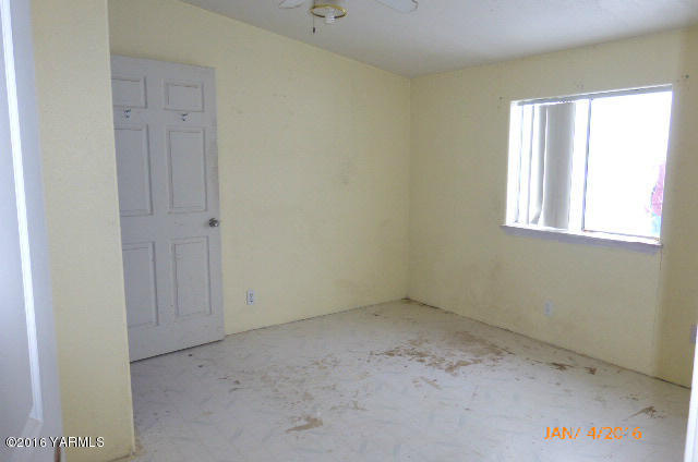201 Mini Pines Road Yakima, WA 98903 - Photo 9 of 11 an empty room with a window