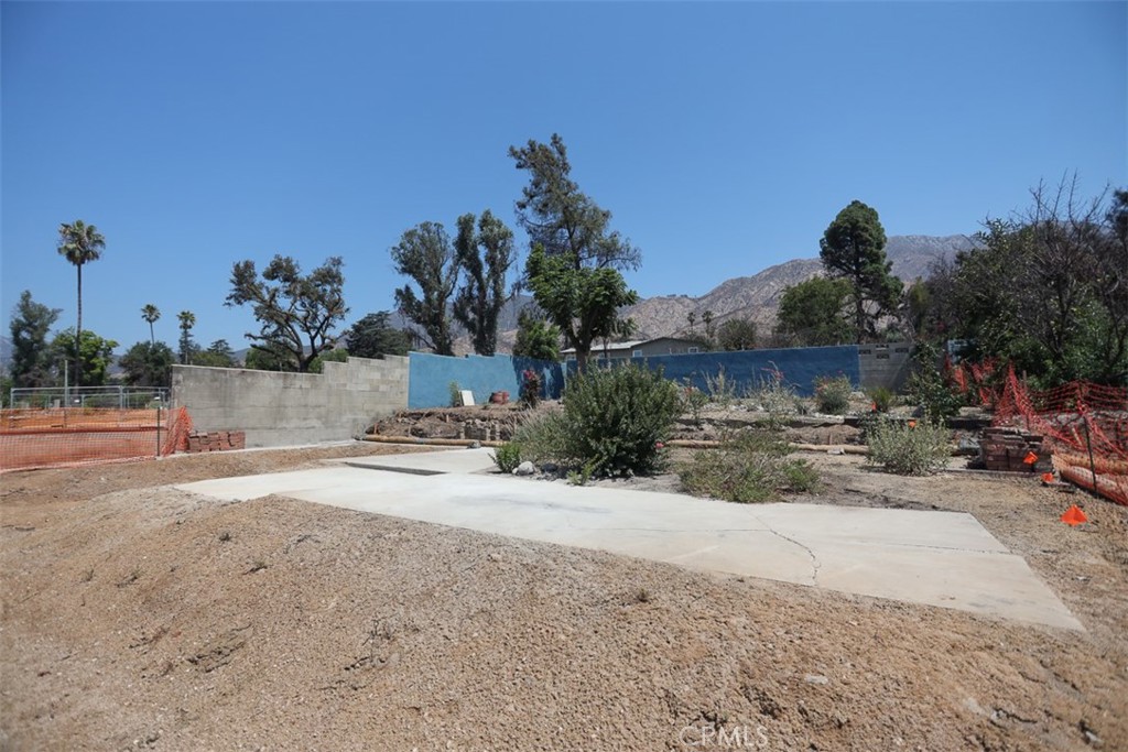 333 Marathon Road Altadena, CA 91001 - Photo 3 of 17 a view of a backyard of the house