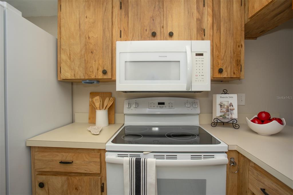 9860 62nd Avenue North, Unit 1014 St. Petersburg, FL 33708 - Photo 25 of 68 a stove top oven sitting inside of a kitchen