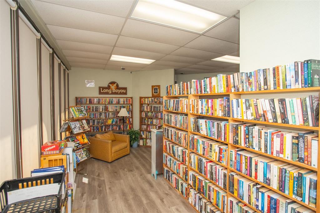 9860 62nd Avenue North, Unit 1014 St. Petersburg, FL 33708 - Photo 65 of 68 a living room with furniture and a book shelf