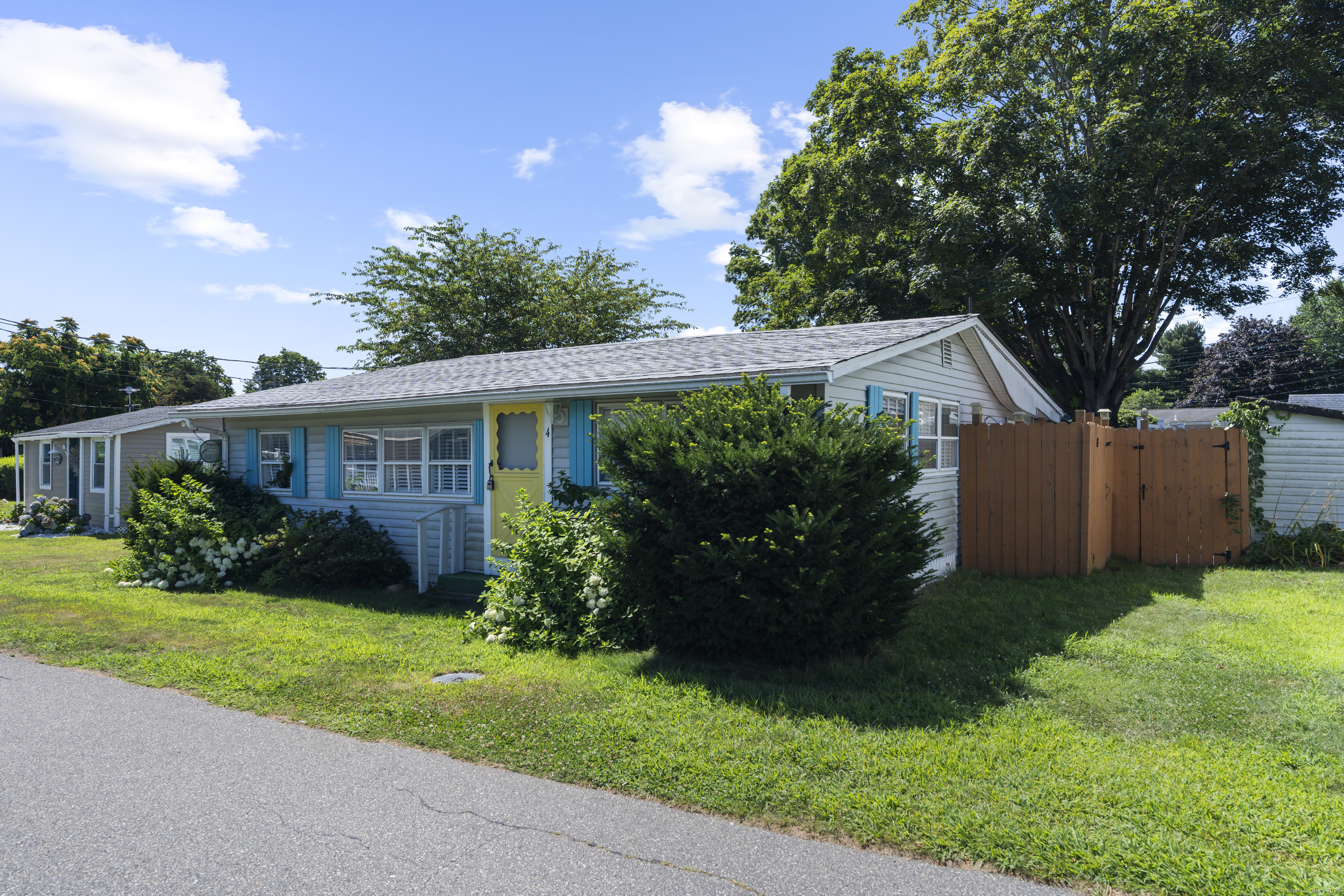 a view of a house with backyard and garden
