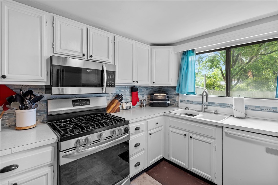 82 Vera Street Warwick, RI 02886 - Photo 13 of 41