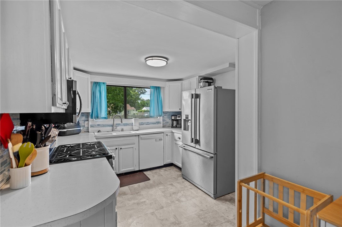 82 Vera Street Warwick, RI 02886 - Photo 15 of 41