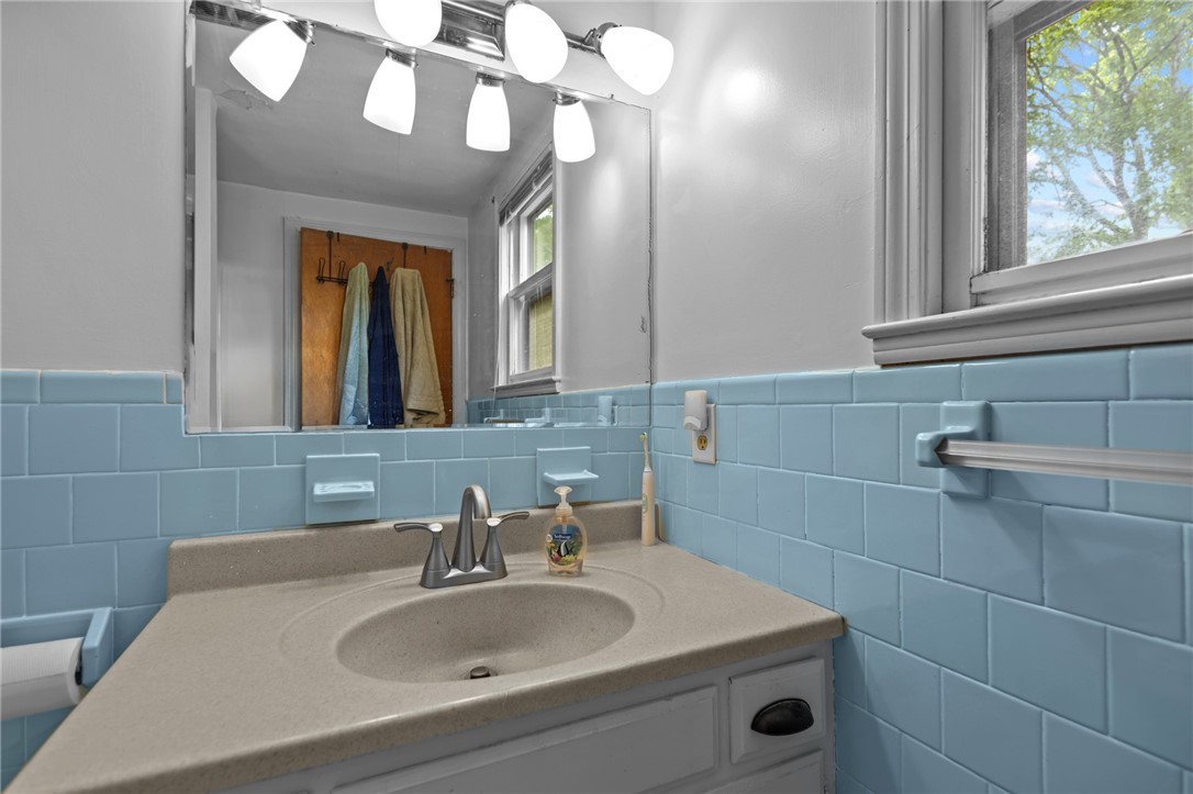 82 Vera Street Warwick, RI 02886 - Photo 29 of 41