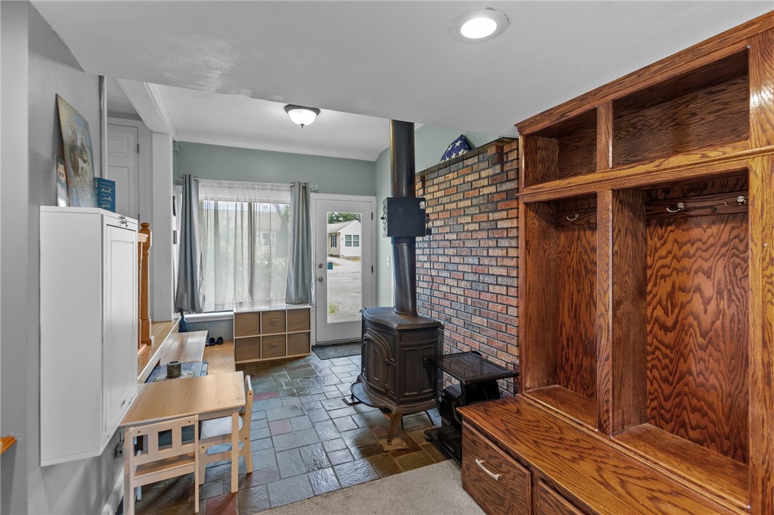 82 Vera Street Warwick, RI 02886 - Photo 8 of 41