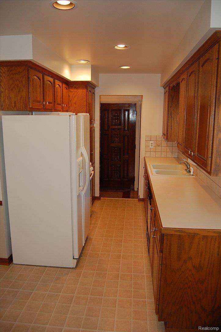 8416 Harding Street Center Line, MI 48015 - Photo 8 of 22 7