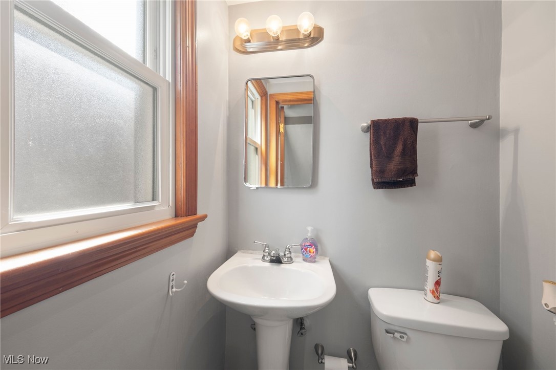 2331 Traymore Road Cleveland, OH 44118 - Photo 12 of 28 1/2 bath on 1st floor