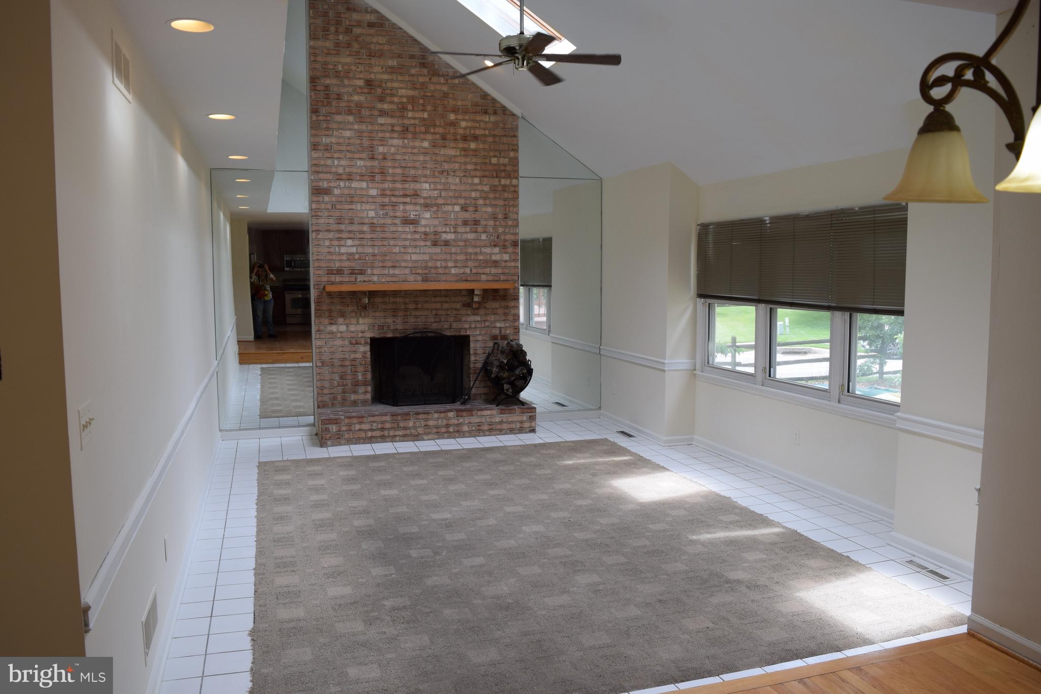 212 West Silver Fox Road Newark, DE 19702 - Photo 14 of 25 2 STORY FAMILY RM WITH SKYLIGHTS