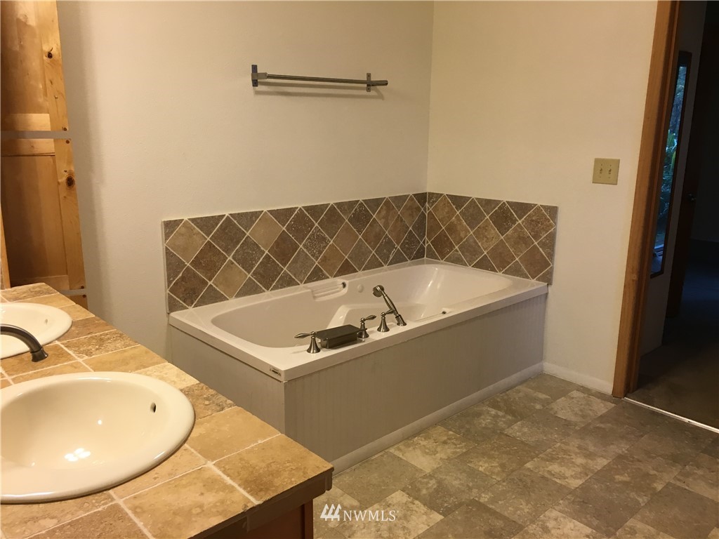 112 Lewis Road Oakville, WA 98568 - Photo 7 of 15 Gallery Image 7