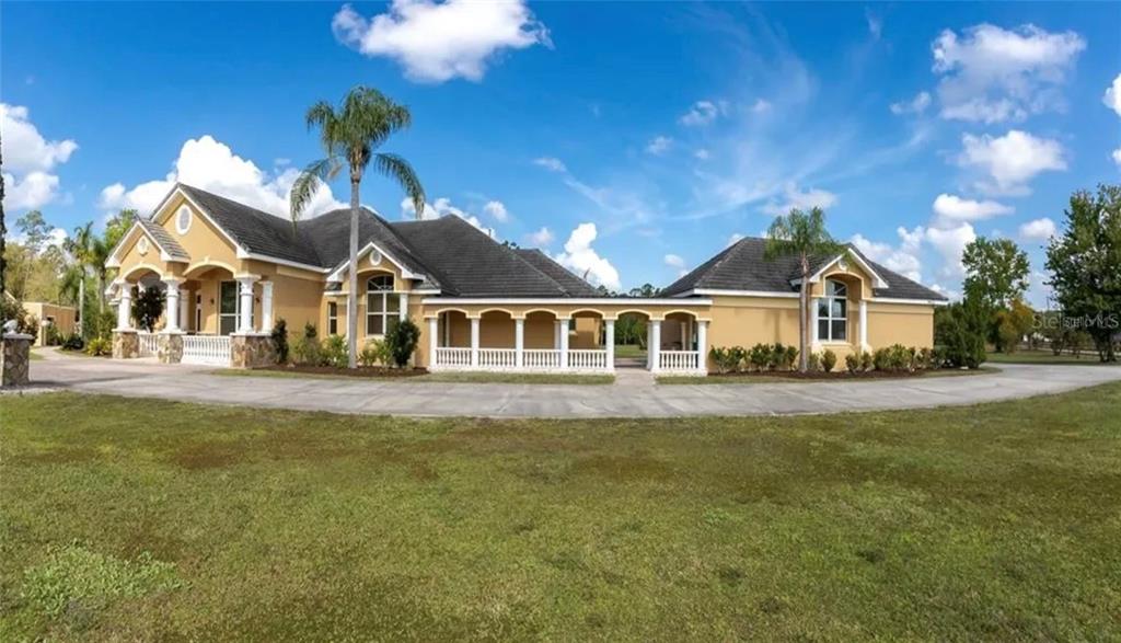 4421 Reaves Road Kissimmee, FL 34746 - Photo 100 of 100 a front view of a house with a garden