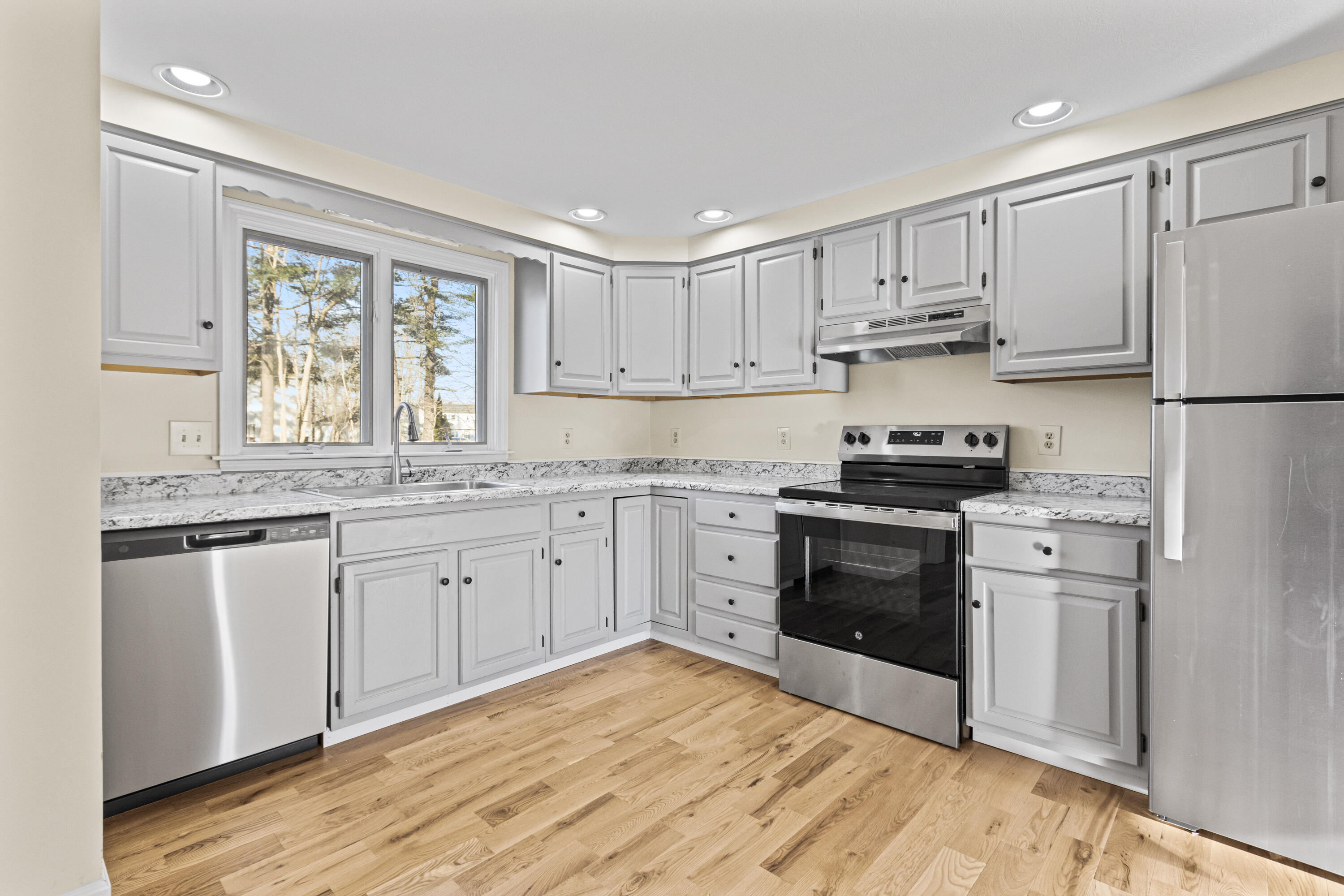 162 Beach Street, Unit 10 Saco, ME 04072 - Photo 6 of 41 20241212MB-71010