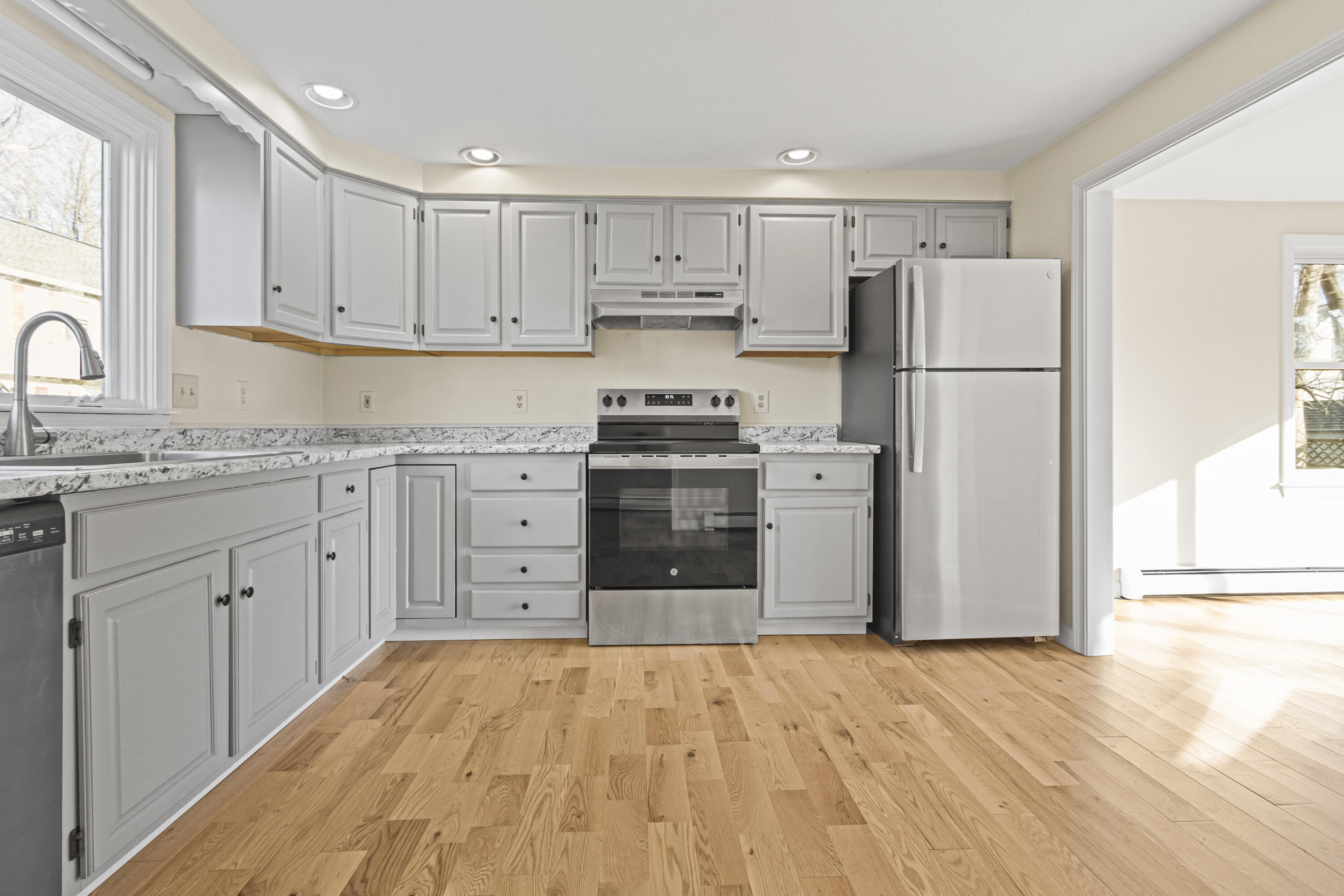 162 Beach Street, Unit 10 Saco, ME 04072 - Photo 7 of 41 20241212MB-71044