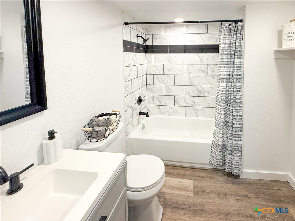 215 East Valley Road Harker Heights, TX 76548 - Photo 10 of 16 a bathroom with a sink a toilet and bathtub