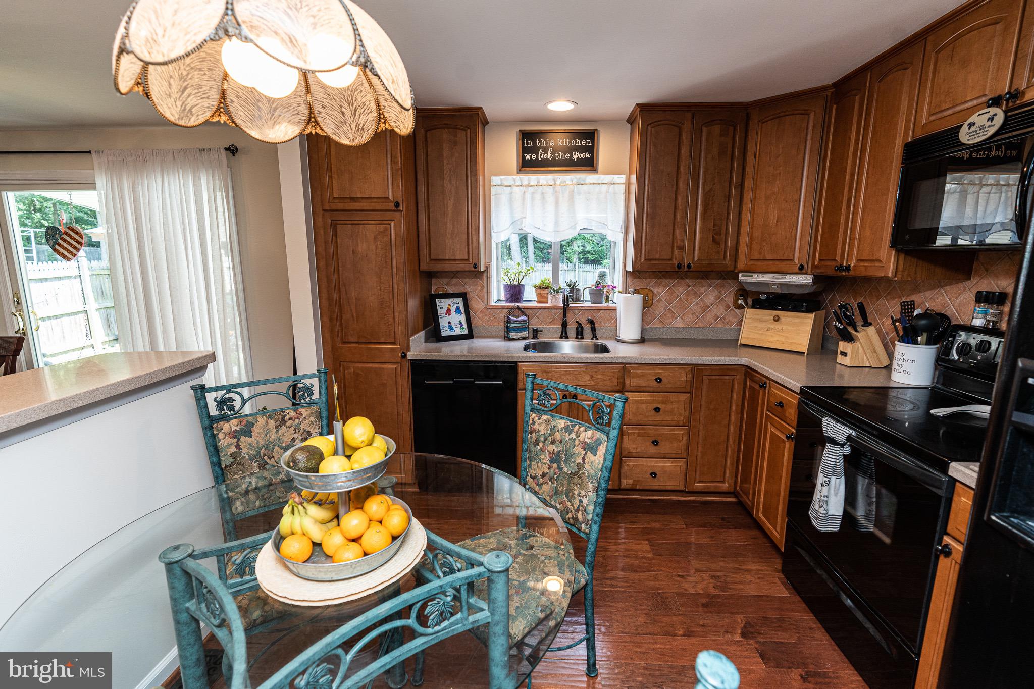 23 Yew Road Essex, MD 21221 - Photo 17 of 47 eat-in kitchen