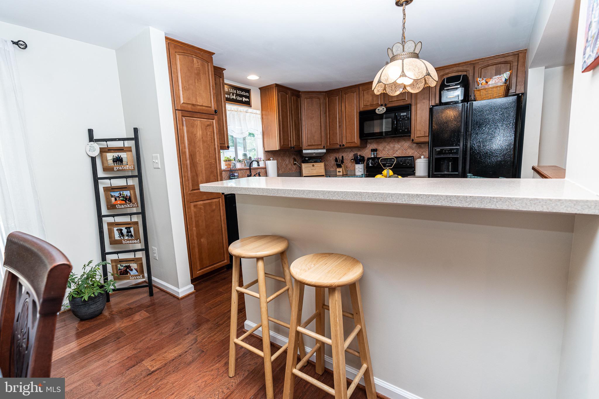 23 Yew Road Essex, MD 21221 - Photo 19 of 47 breakfast bar