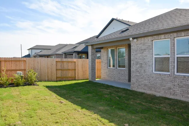 a view of a house with backyard and garden