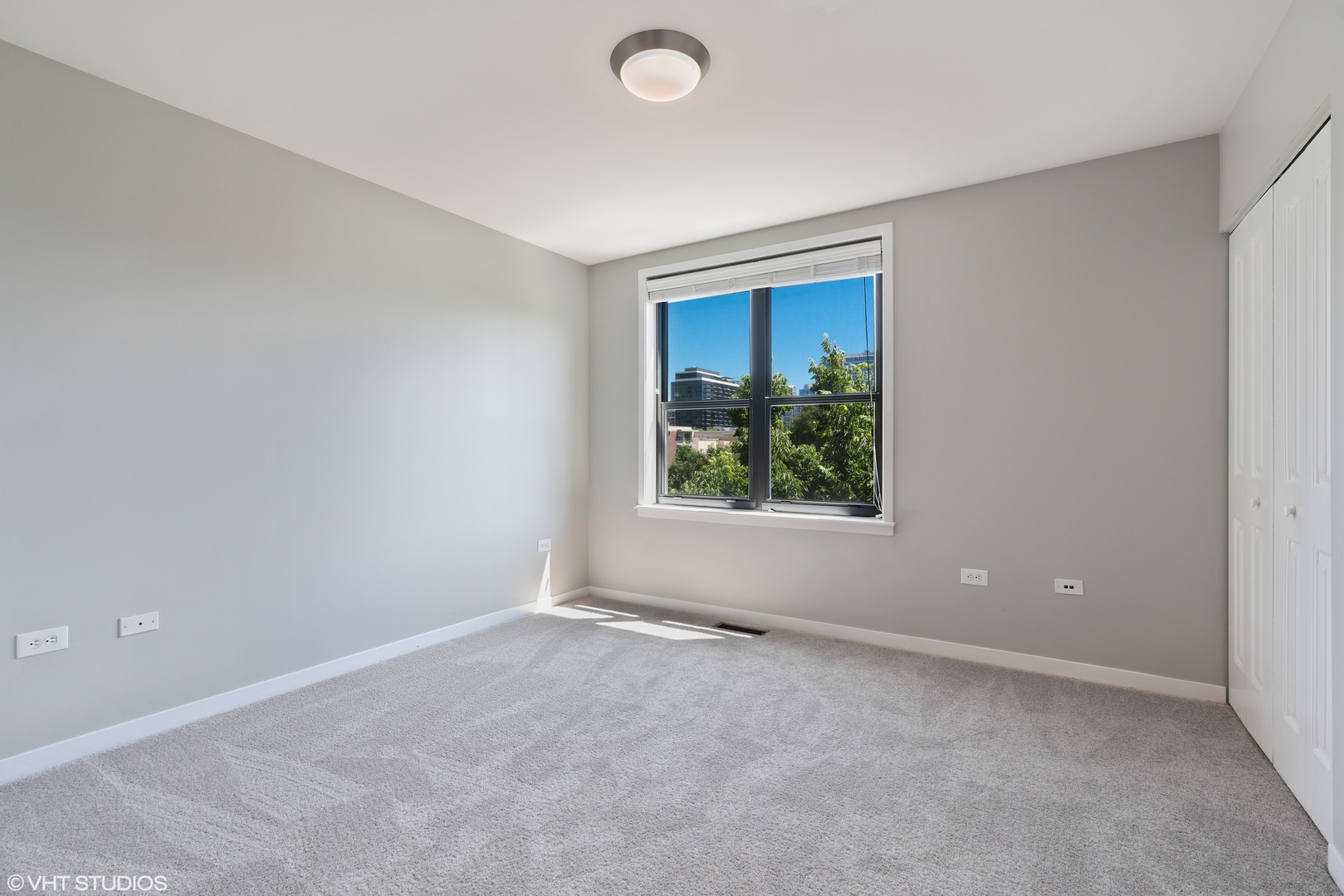 434 West Elm Street Chicago, IL 60610 - Photo 9 of 18 an empty room with windows