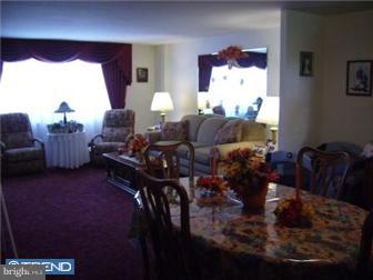10212 West Keswick Road Philadelphia, PA 19114 - Photo 2 of 12 Living Room