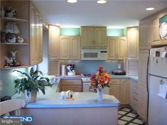 10212 West Keswick Road Philadelphia, PA 19114 - Photo 4 of 12 Kitchen