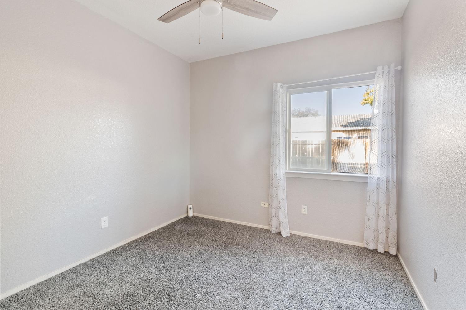701 Palmer Place Atwater, CA 95301 - Photo 18 of 31 an empty room with a window
