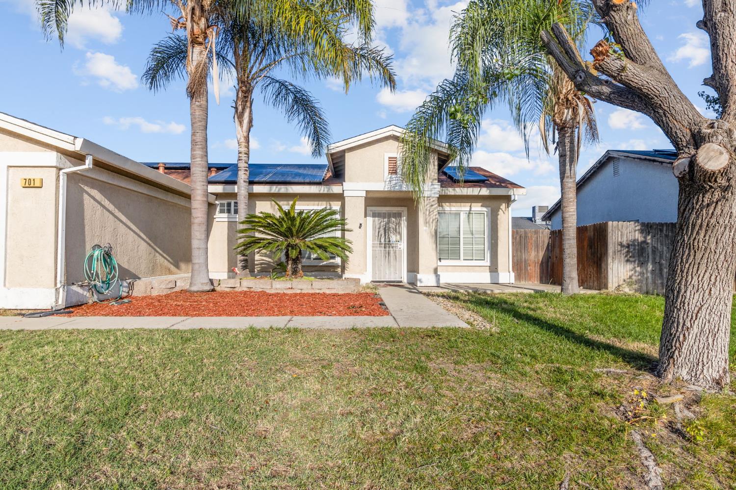 701 Palmer Place Atwater, CA 95301 - Photo 5 of 31 a front view of house with yard and green space