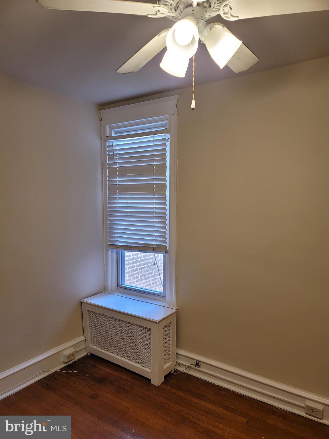 204 Avon Road Upper Darby, PA 19082 - Photo 12 of 31 Middle bedroom