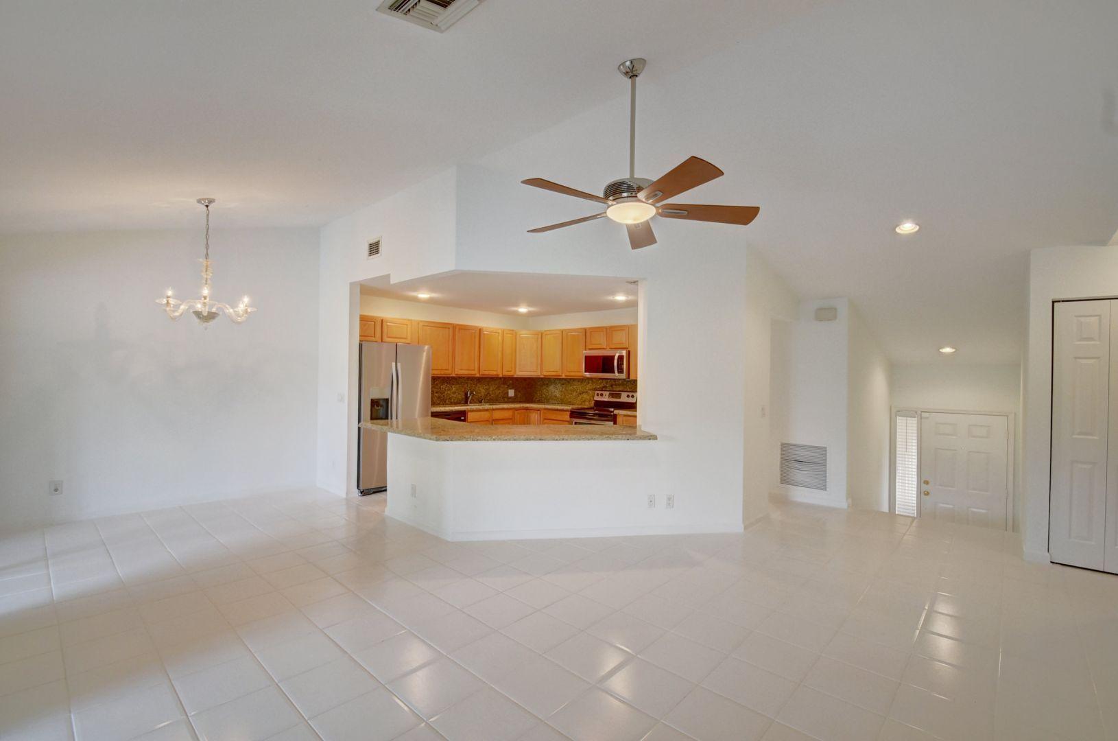 5581 Coach House Circle, Unit G Boca Raton, FL 33486 - Photo 2 of 24 GREAT ROOM