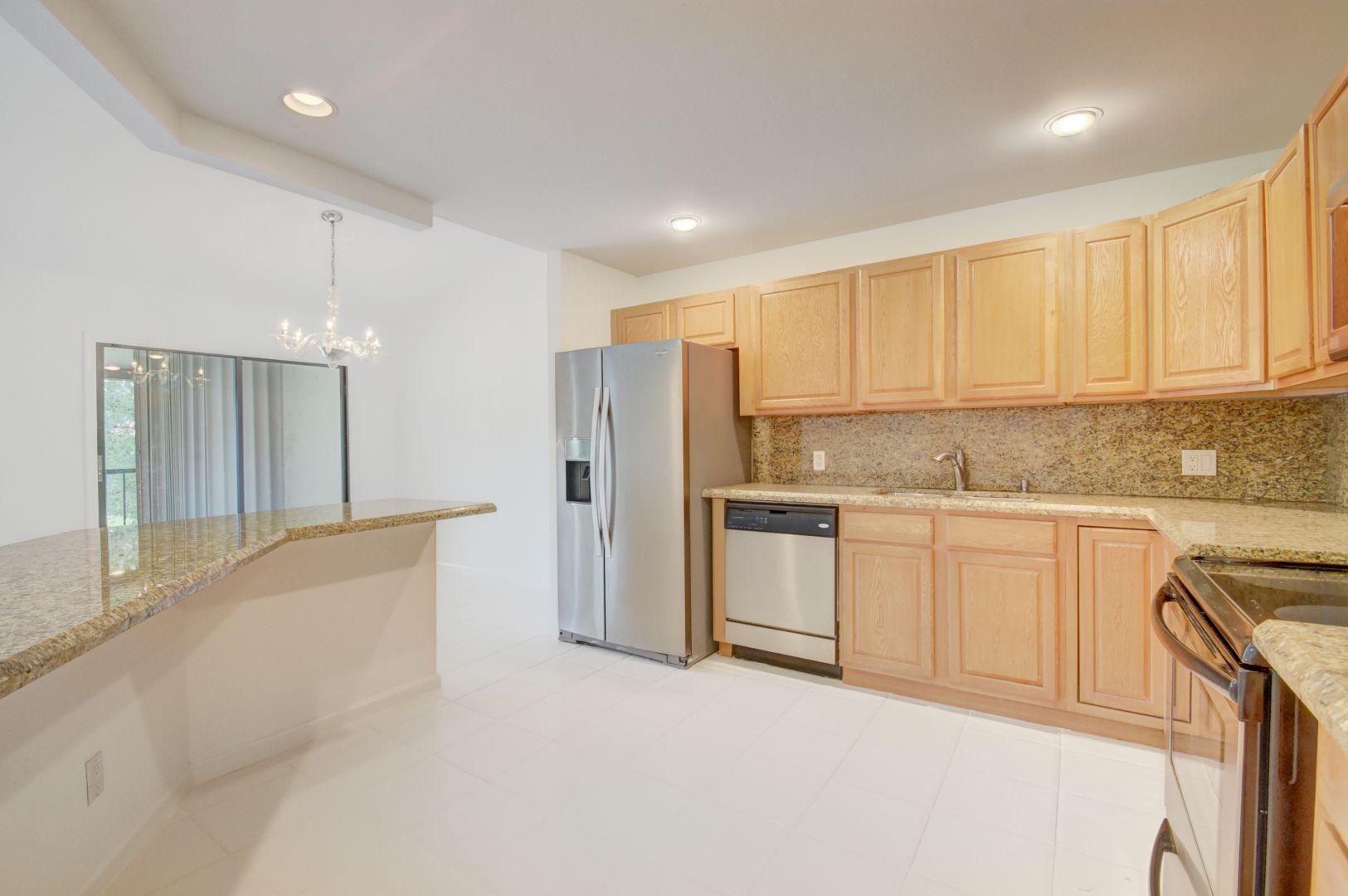 5581 Coach House Circle, Unit G Boca Raton, FL 33486 - Photo 4 of 24 KITCHEN