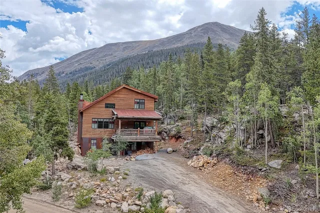 a picture of a tree in front of a house