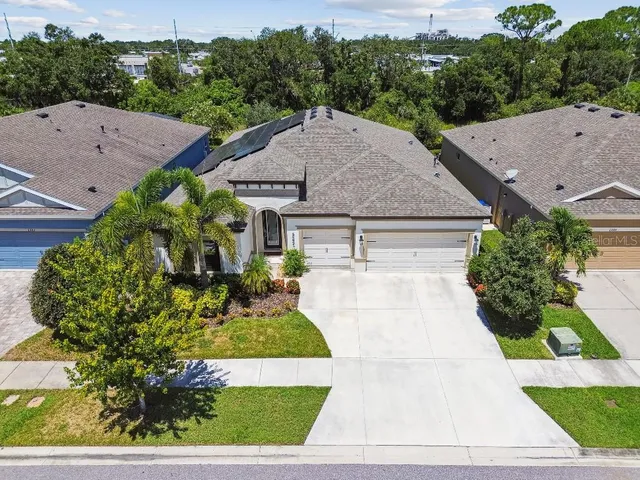 a view of a entrance of the house