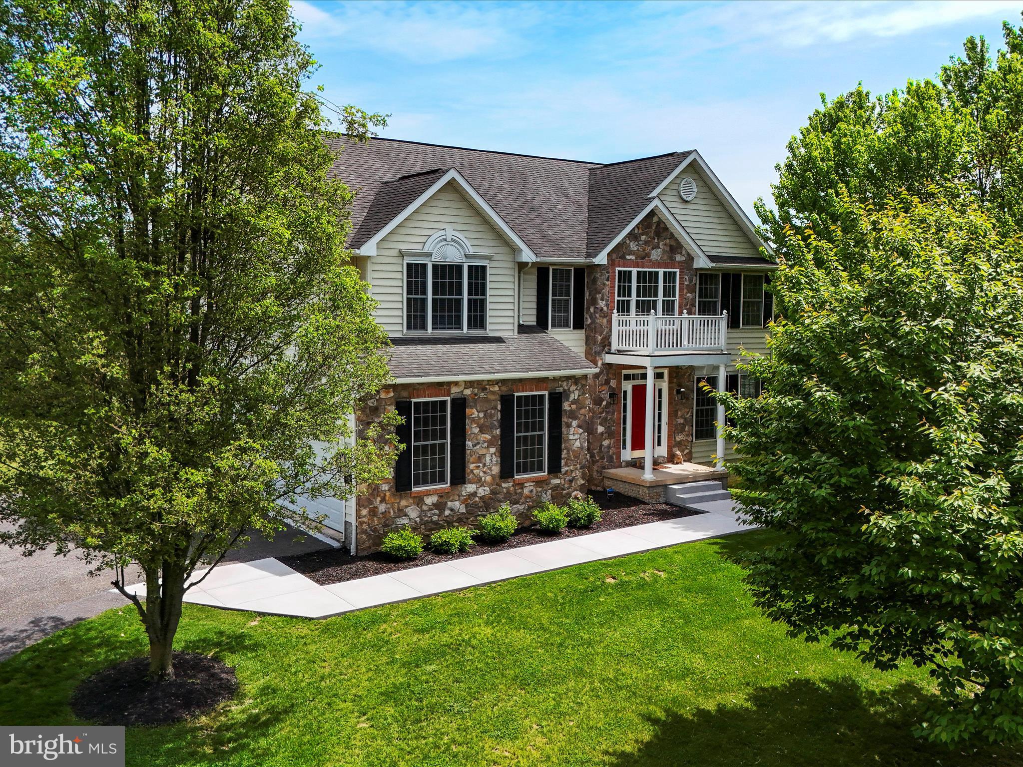 306 Landis Road Hagerstown, MD 21740 - Photo 4 of 53 Tastefully landscaped