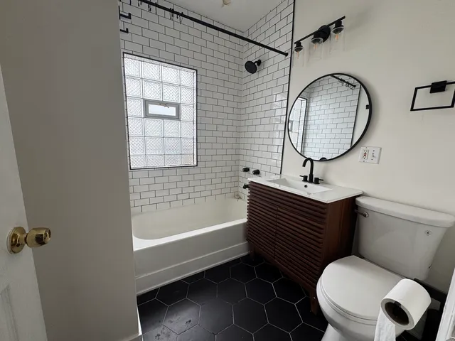 $1,470 | 2419 North Oak Park Avenue, Unit 2C, Chicago, IL 60707