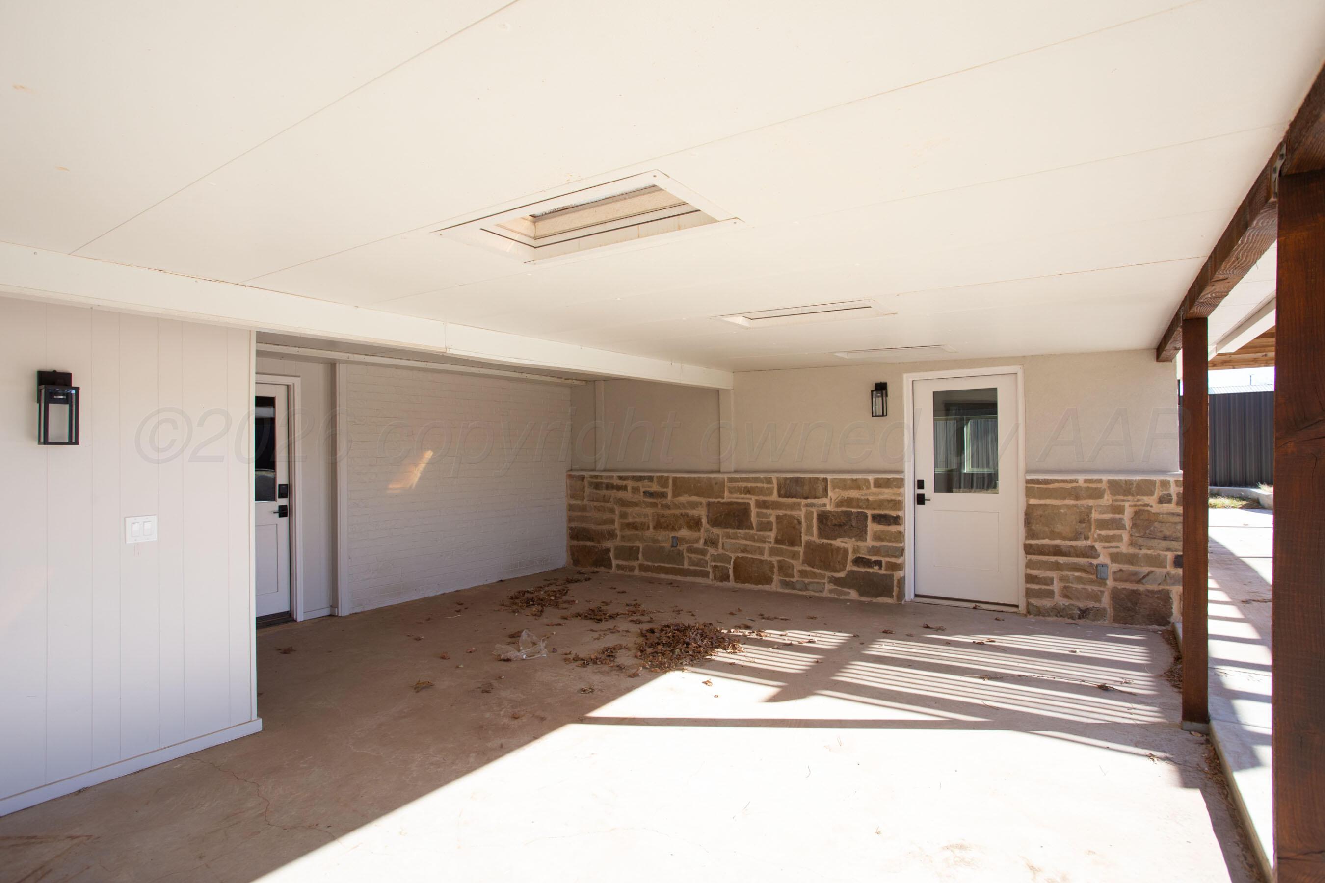 4217 West Farmers Avenue Amarillo, TX 79110 - Photo 37 of 38 en empty room with windows and pillars in it