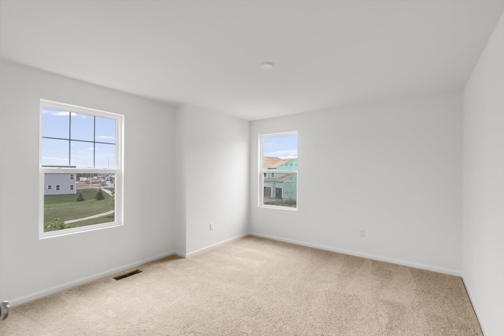 468 Endicott Road South Elgin, IL 60177 - Photo 25 of 32 an empty room with windows