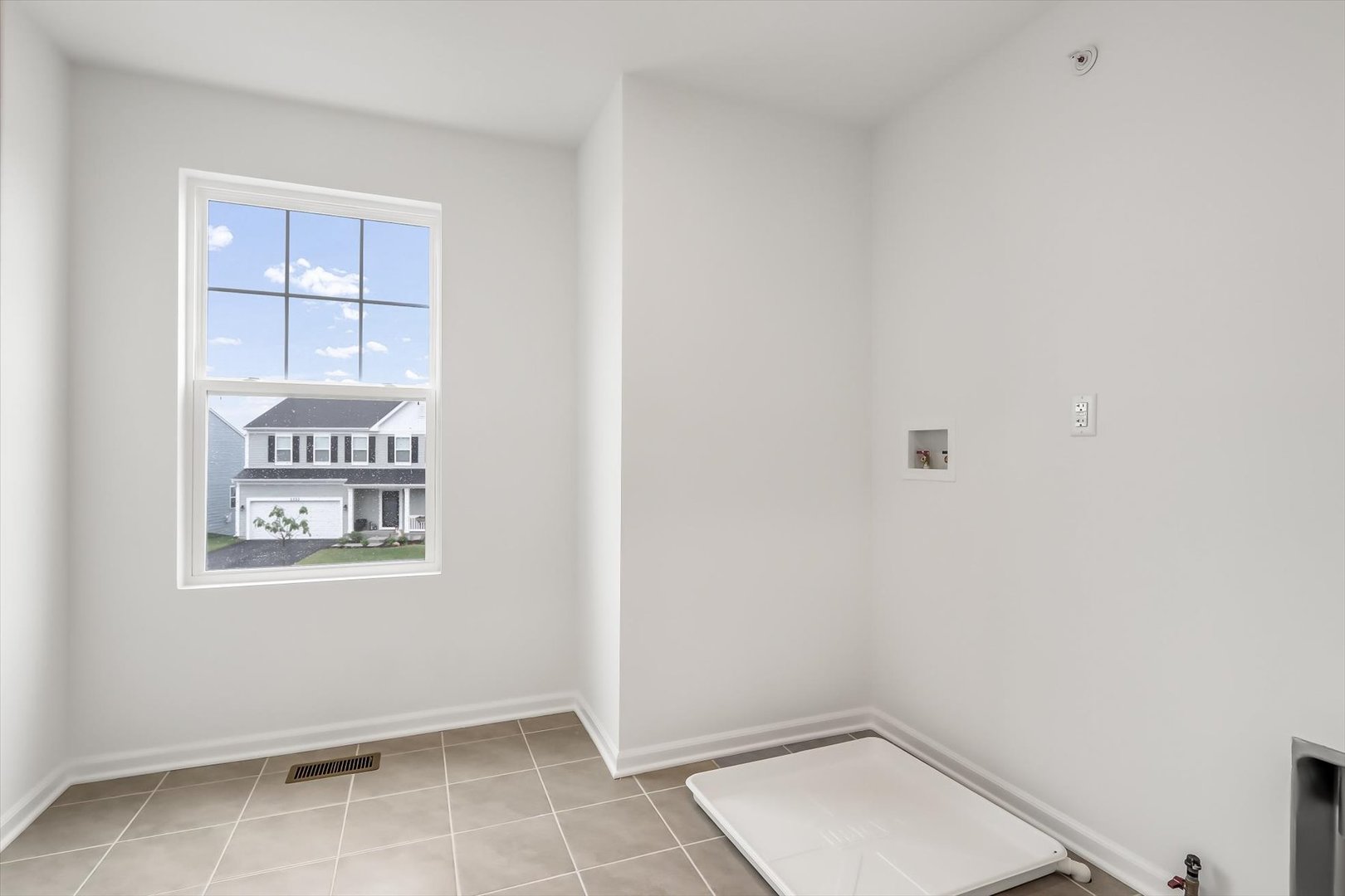 468 Endicott Road South Elgin, IL 60177 - Photo 29 of 32 a view of an empty room and window