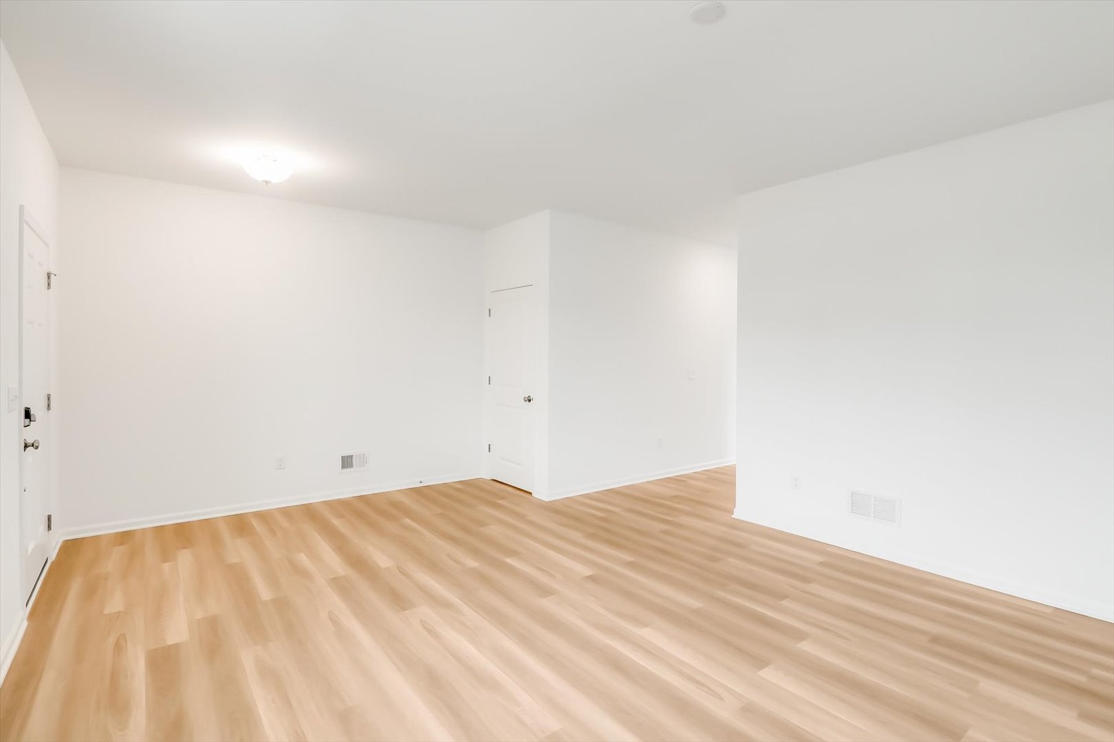 468 Endicott Road South Elgin, IL 60177 - Photo 5 of 32 a view of empty room