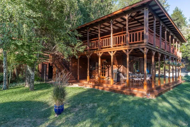 a view of a house with backyard