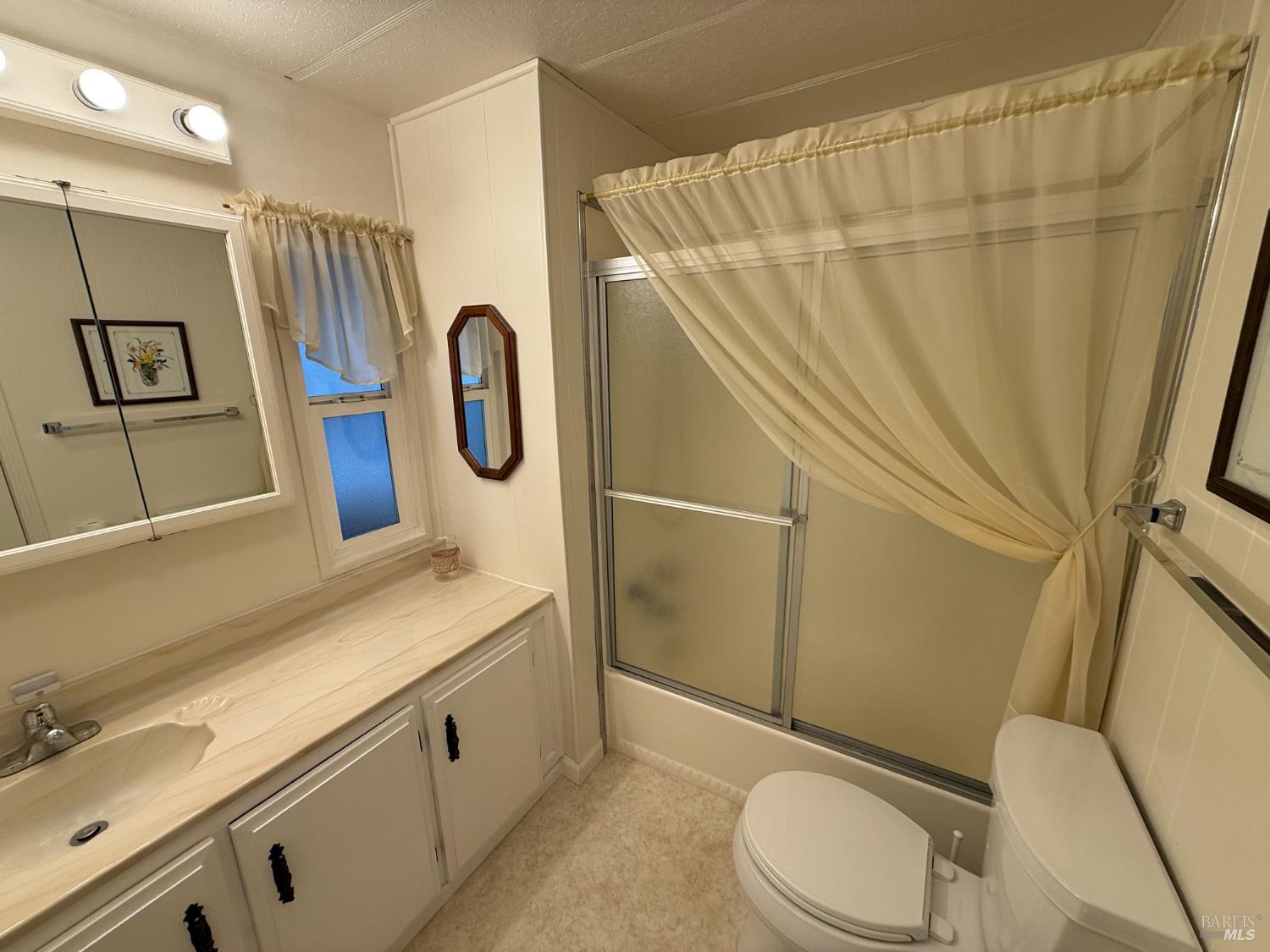 82 Charro Drive Santa Rosa, CA 95401 - Photo 22 of 22 Hallway full bath.