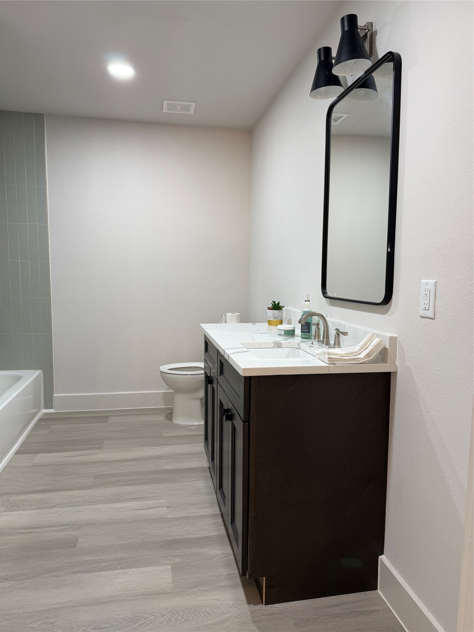 4301 Charleston Street Houston, TX 77021 - Photo 18 of 24 Full Bathroom Upstairs