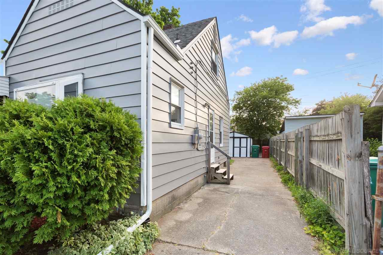 22119 Cushing Avenue Eastpointe, MI 48021 - Photo 4 of 33 50017426-3.JPG